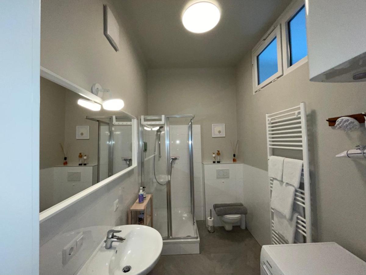 White Flat By Grazrentals With Cool Location & Free Parking Екстериор снимка
